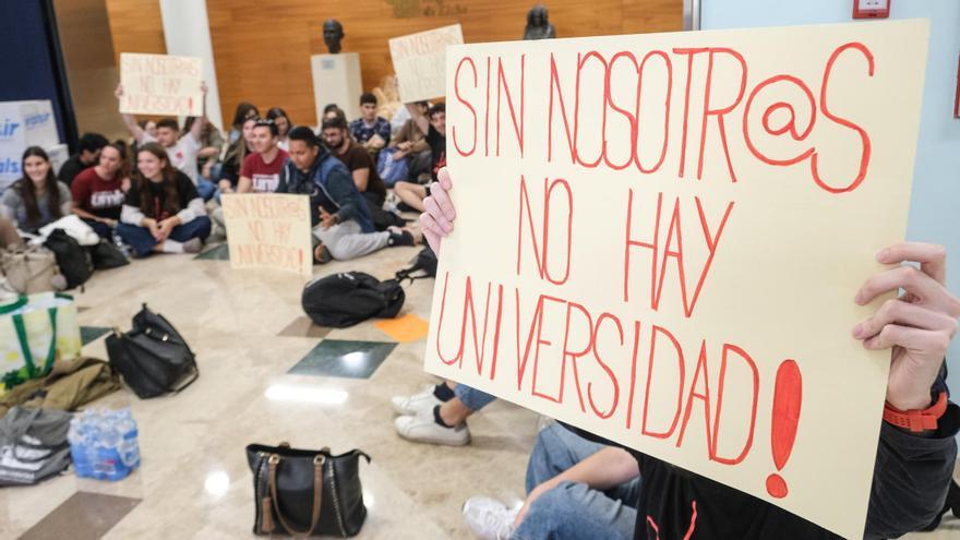 La UMH da luz verde al adelanto de exámenes y el estudiantado presiona con una sentada y amaga con más protestas