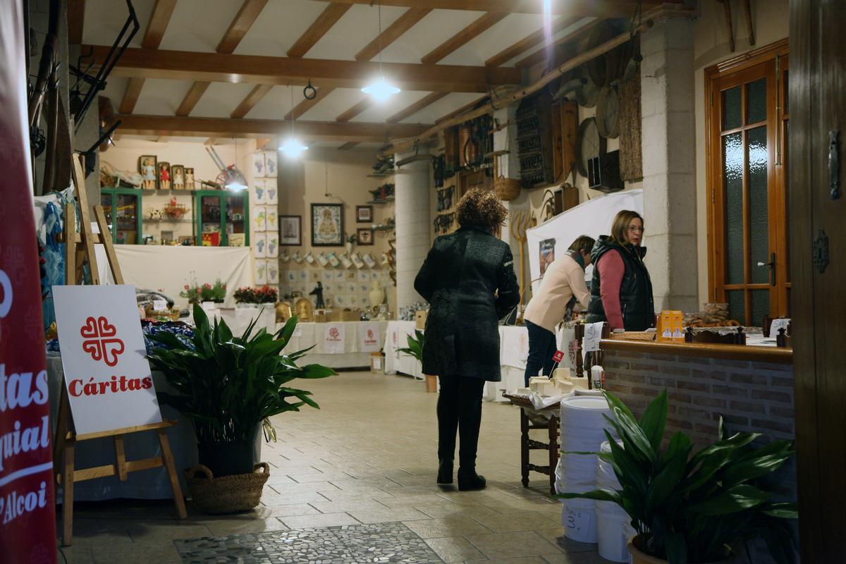 Mercadillo solidario de Cáritas en la Casa el Surdo.