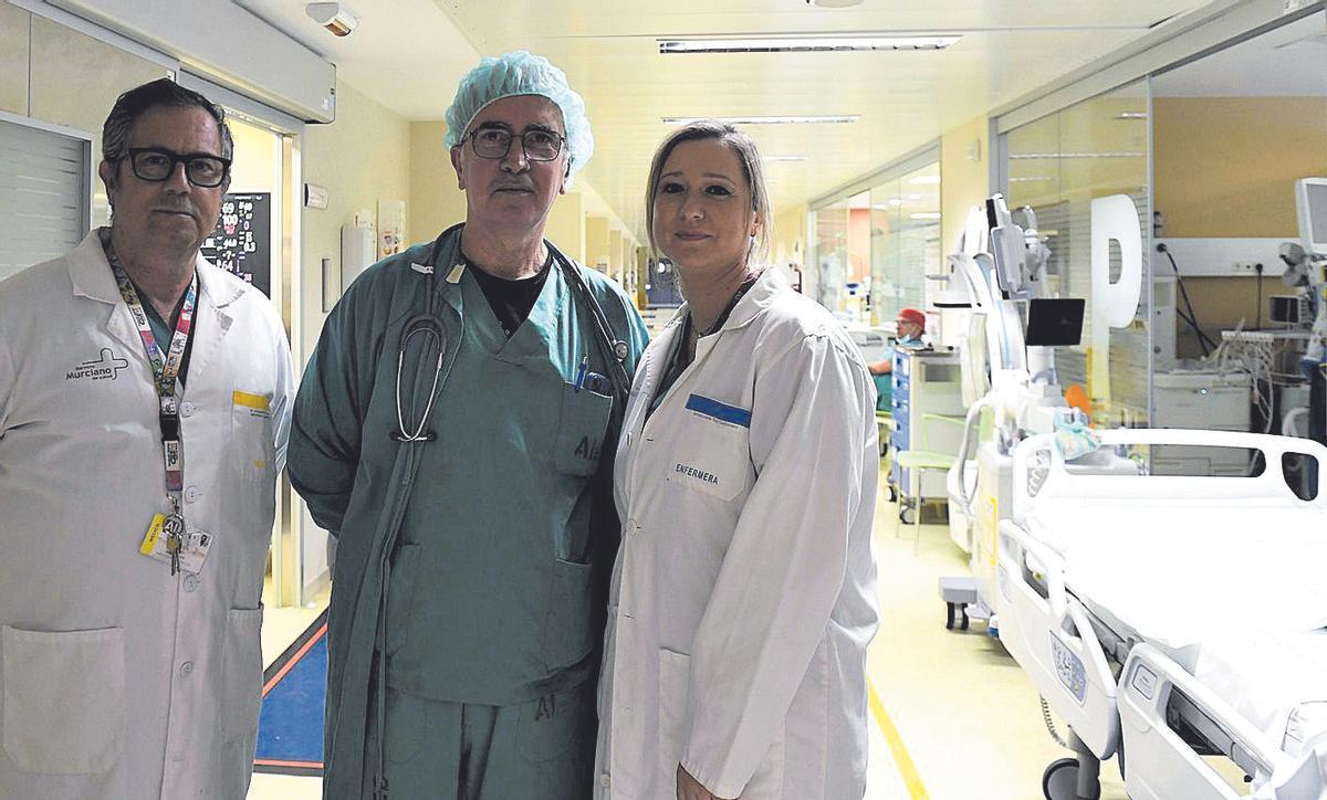 Fernando Sanz Yagüez, Luis Falcón Araña y Rocío Muñoz Sánchez, en la zona quirúrgica pediátrica.