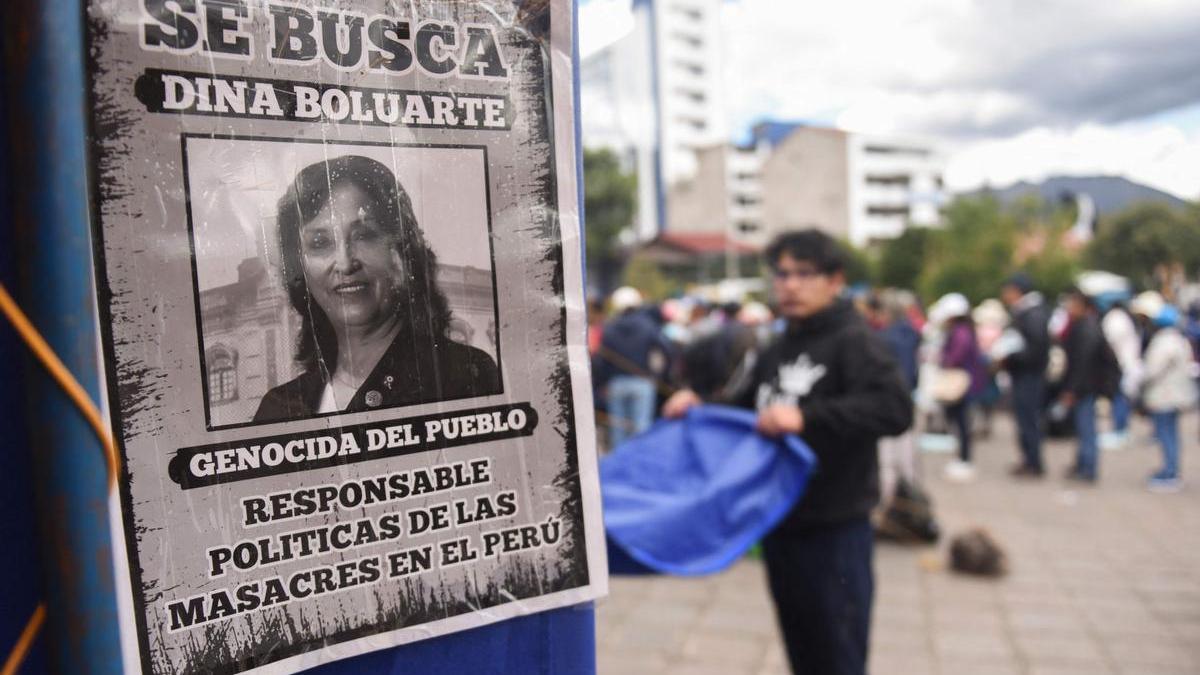 Un póster contra la presidenta interina de Perú, Dina Boluarte, en la plaza Tupac Amaru de Cusco.