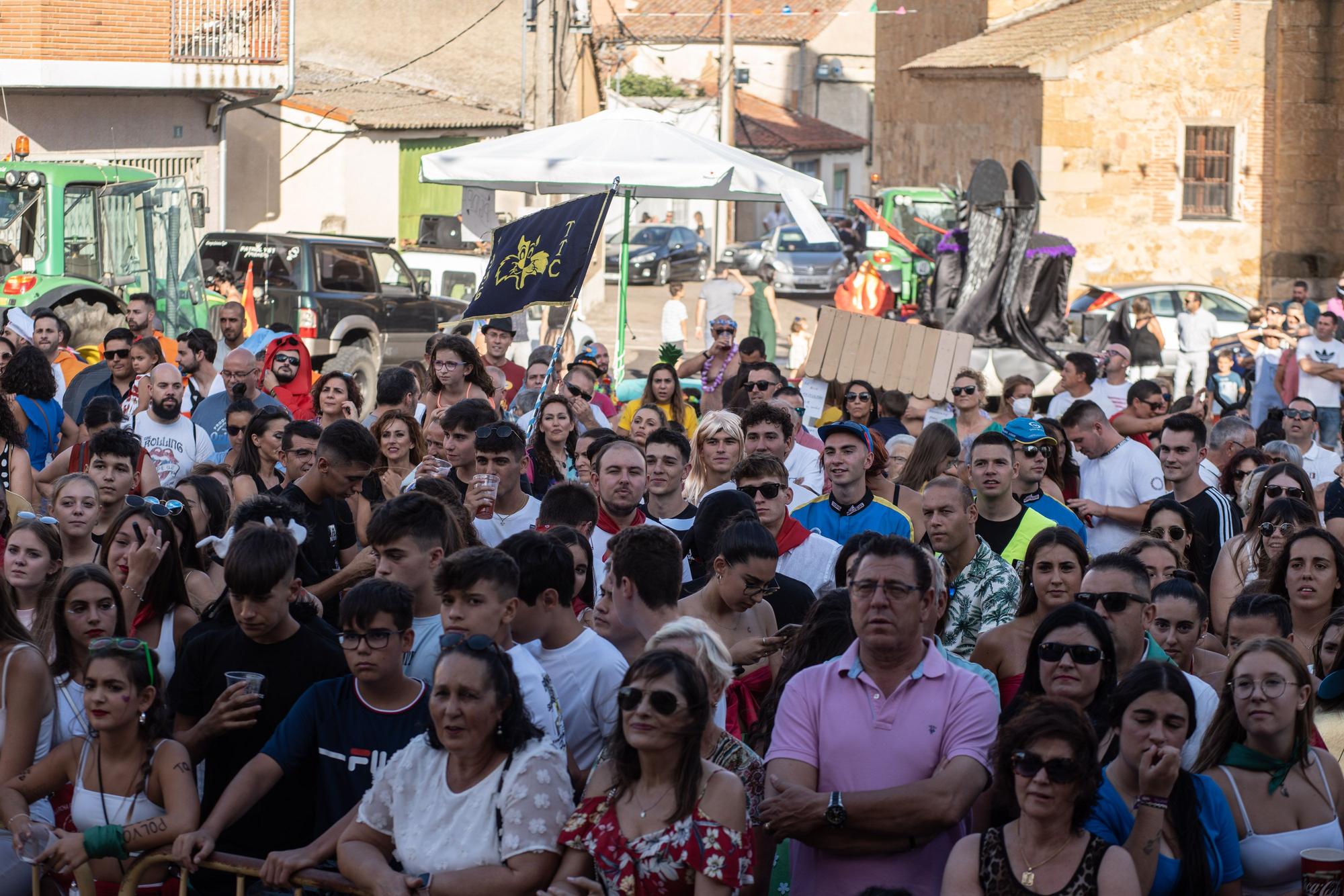 GALERIA | Coreses abre sus fiestas con las reinas y las carrozas