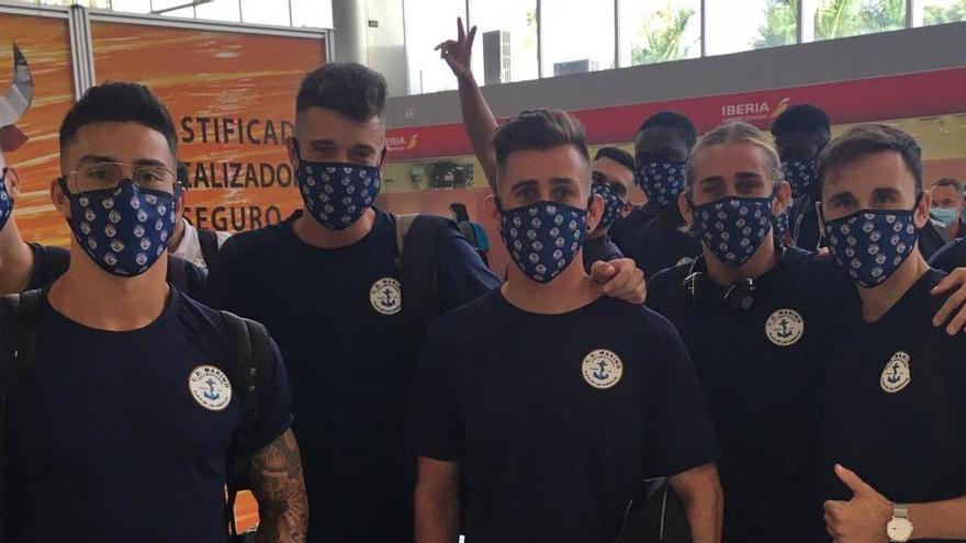 La expedición marinista, en el aeropuerto Tenerife Sur.