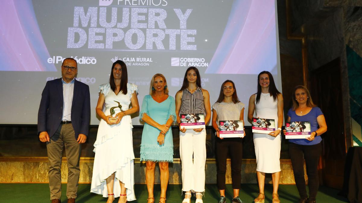 La ganadora y las nominadas al premio a Mejor Deportista Individual de 2023, junto a la gerente de El Periódico de Aragón y el consejero de Educación, Cultura y Deportes del Gobierno de Aragón.