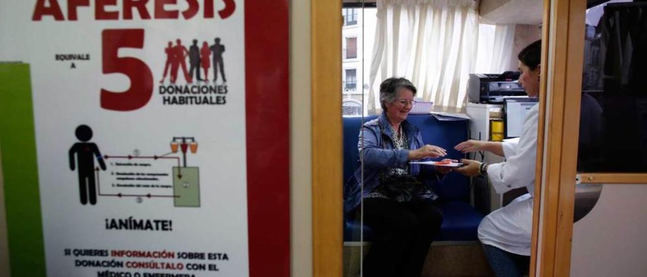 Verónica Pulido, con una enfermera del centro comunitario en Avilés, durante la extracción de una muestra de sangre como donante de médula.