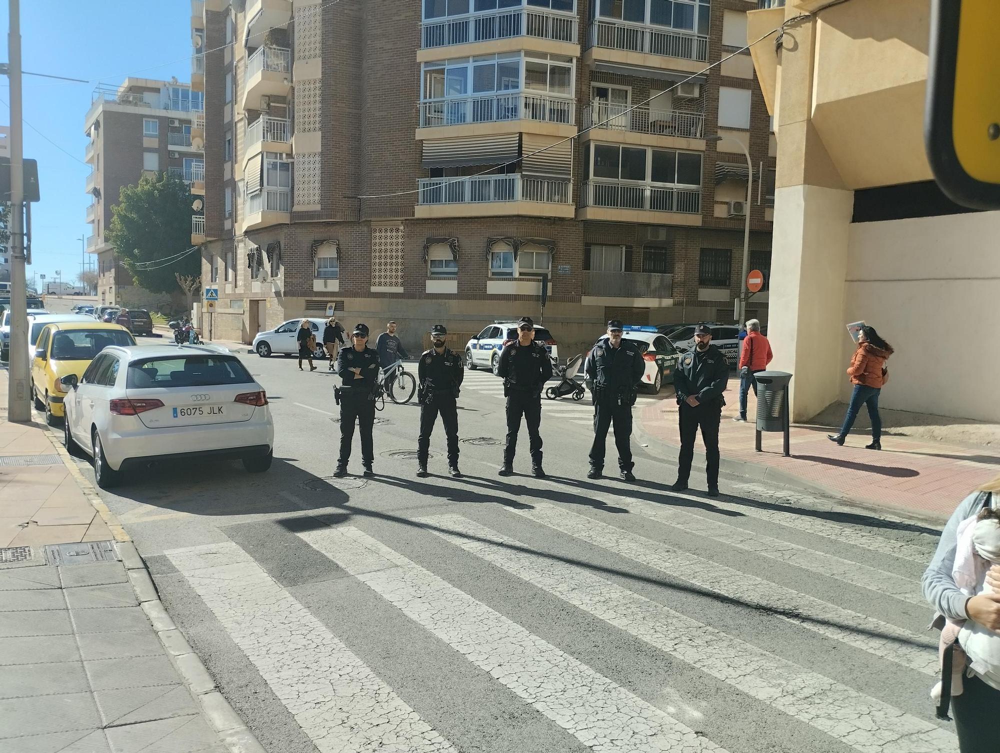 El Campello muestra su repulsa por la cruel muerte en acto de servicio de dos agentes de la Guardia Civil en Barbate