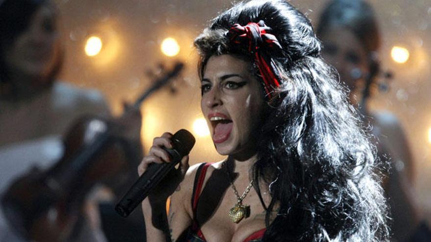 Amy Winehouse durante un concierto