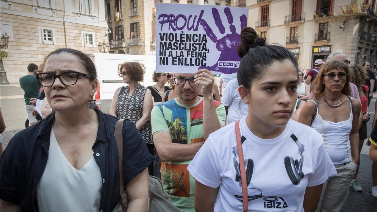 zentauroepp44756277 barcelona 24 08 2018   minuto de silencio en la pla a de san181123182715