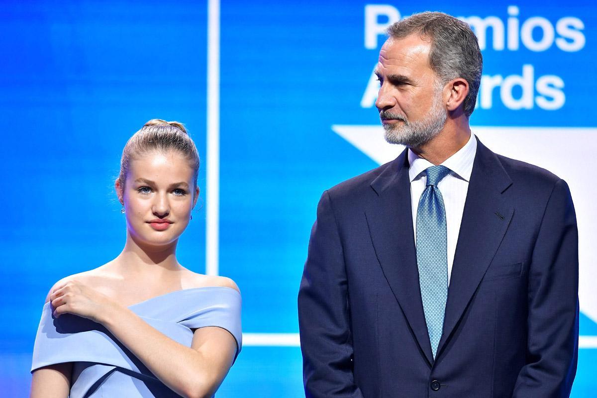 La princesa Leonor y el rey Felipe VI, asisten a la ceremonia de los Premios de la Fundación Princesa de Girona (FPdGI) en el museo del Agua Agbar, en Cornella del LLobregat.