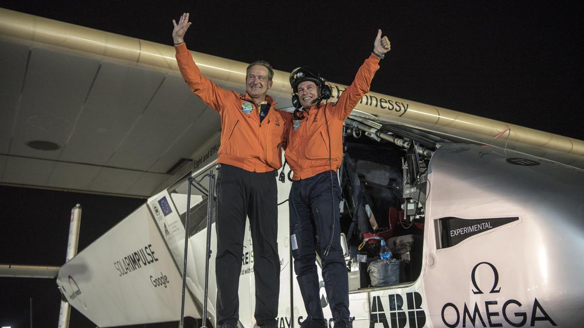 Los pilotos Bertrand Piccard (derecha) y Andre Borschberg, junto al Solar Impulse, este martes en el aeropuerto de Abu Dabi.