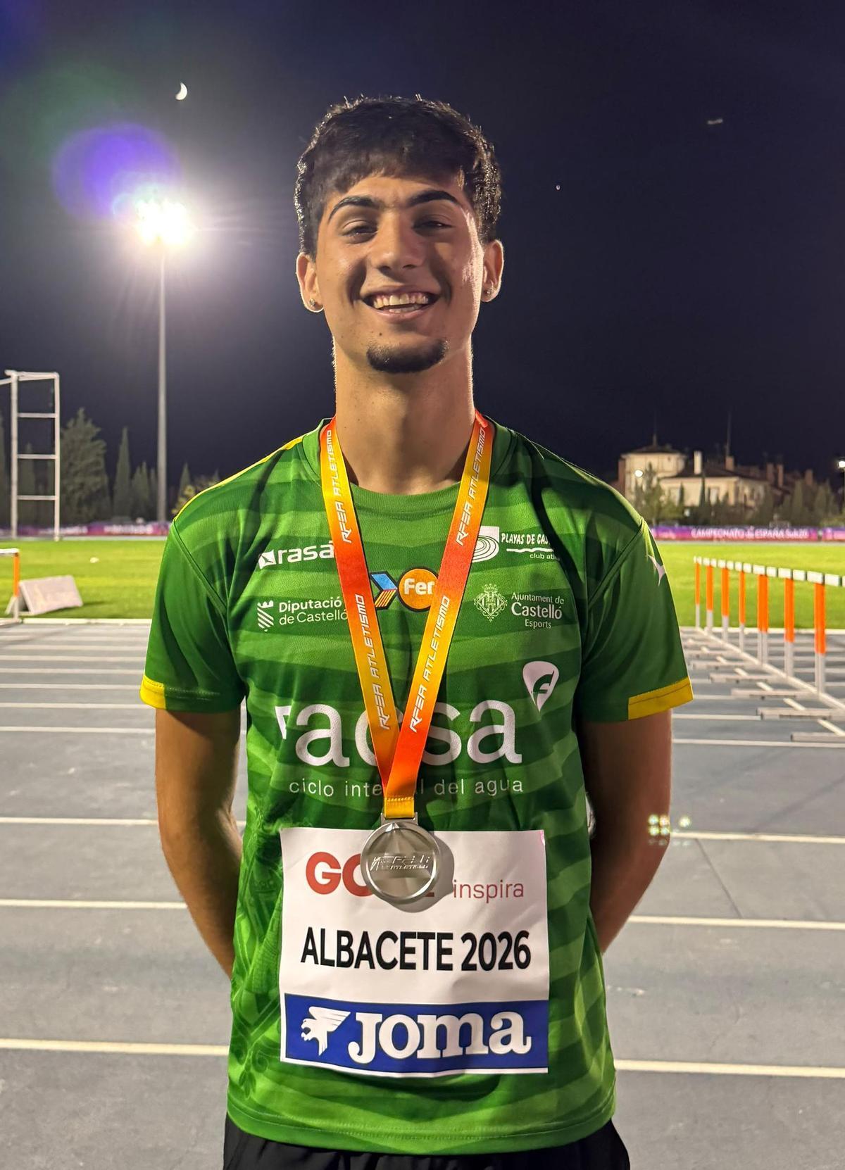Yoel Pérez en triple mejoró su marca personal hasta 15,65 y se colgó la medalla de plata.
