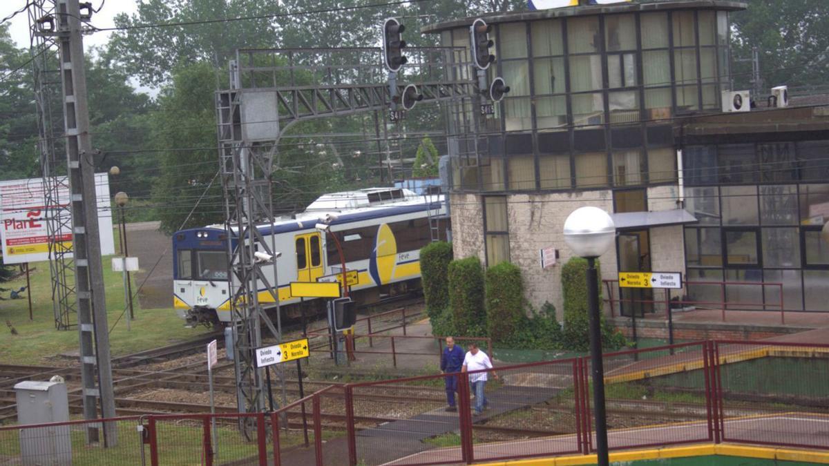 Un tren en la estación de El Berrón.