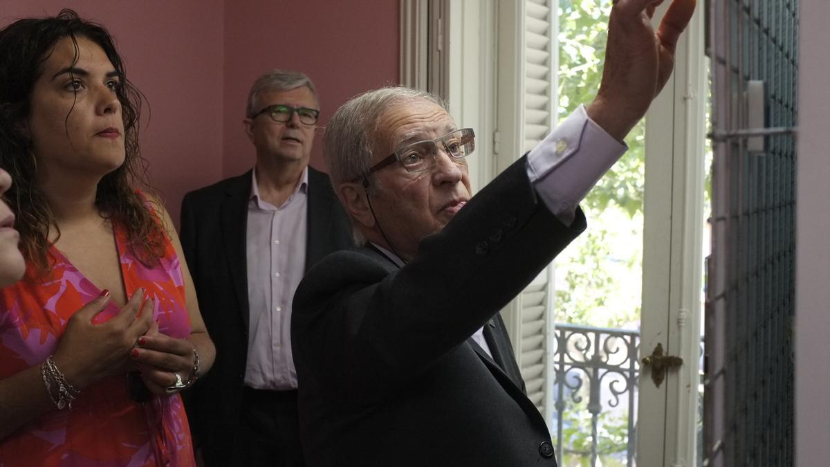 José Antonio Fernández explicando uno de los paneles de la exposición.