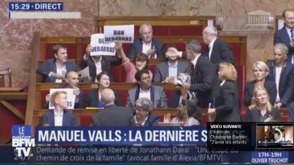 La Asamblea Nacional francesa se despide de Valls con carteles de &quot;hasta nunca&quot;.