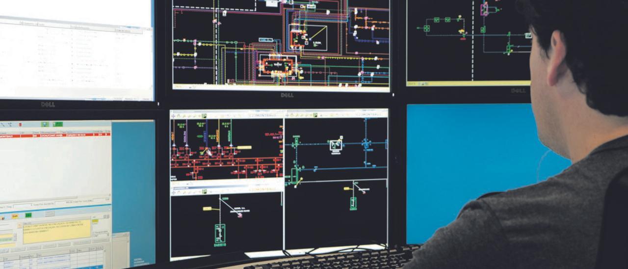 Un tècnic d’Endesa treballant en un ordinador amb un esquema gràfic de línies elèctriques, al Centre de Control de la companyia, des del qual es gestiona i es controla tota la xarxa elèctrica.