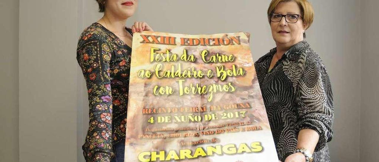 Tiffany Silva y María José Caseiro sostienen ayer un cartel de la fiesta de mañana. // Bernabé/Javier Lalín