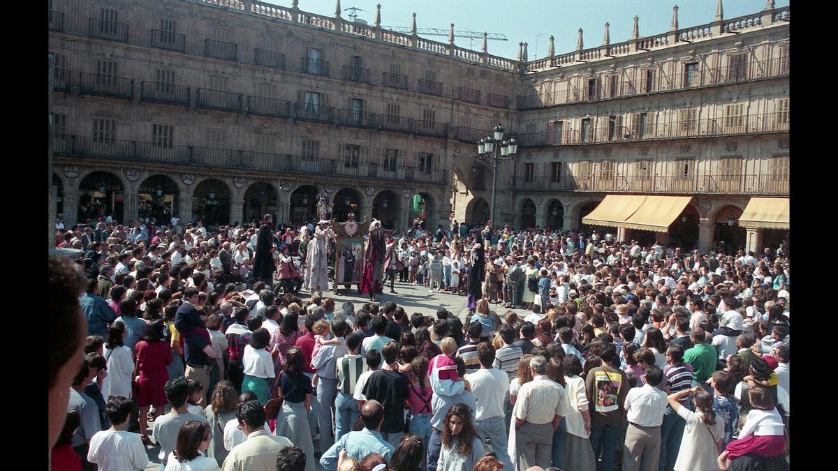 El film fa un recorregut de les arts de carrer des de finals dels anys 70 i principis del 80 fins ara.