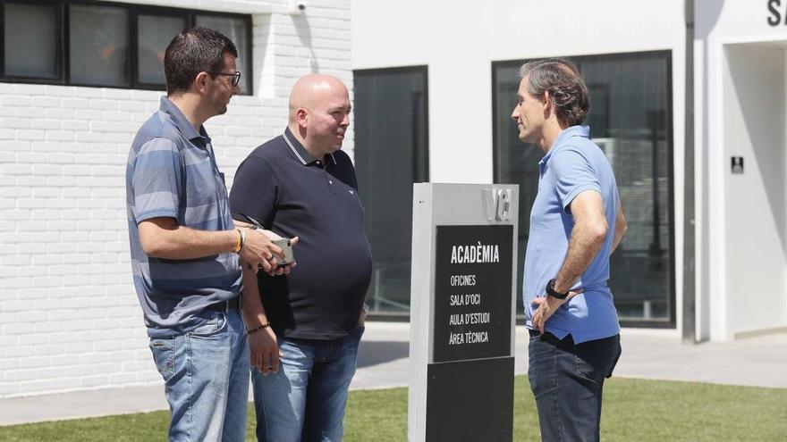 Marco Otero saluda a Chema Sanz, técnico del Mestalla, ayer en Paterna.