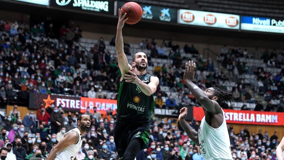 Pau Ribas entra a canasta durante el encuentro entre el Joventut y el Partizan