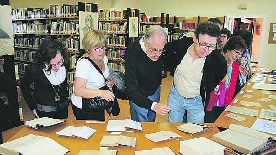 Visitantes, el sábado, en la biblioteca de Castropol.