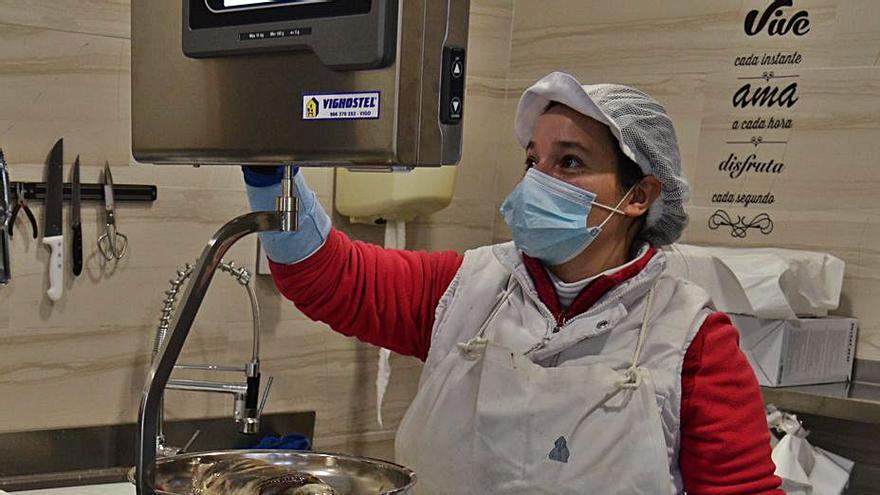 Luz María, ayer tras el mostrador de su pescadería.