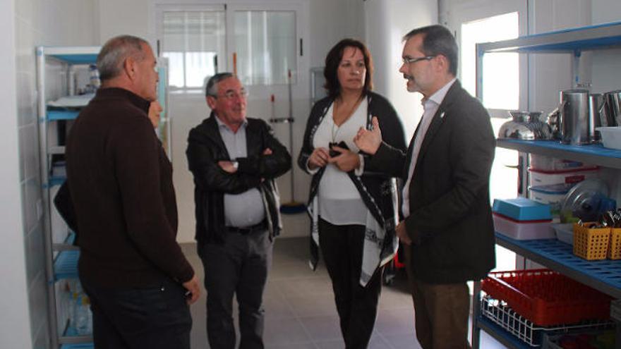 Soledad Monzón dialoga con Marcial Morales y Juan José Cazorla (i).