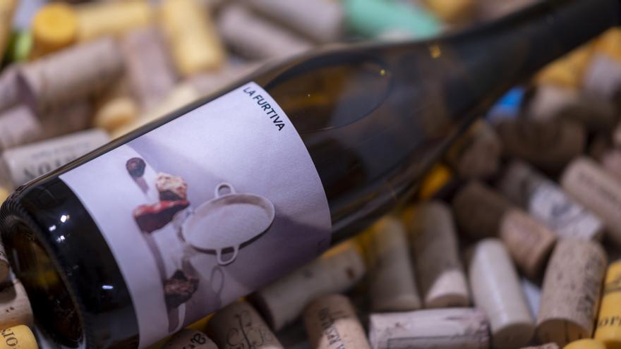 Vino blanco natural La Furtiva, la recomendación de Xavi Rutia, de los restaurantes Monocrom y Granja Vendrell, para la sección de El Periódico 'De cata con...'.