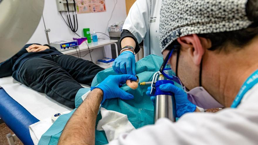Más de un centenar de médicos seguirán ejerciendo en Alicante hasta los 70 años