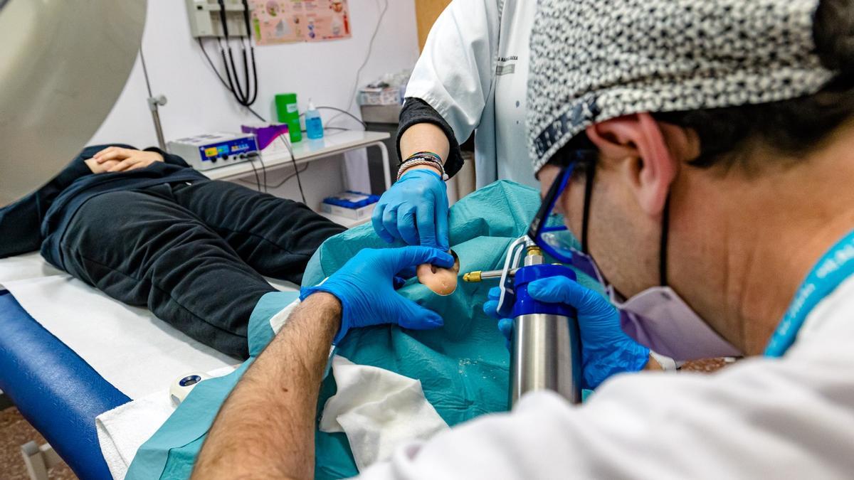 Una operación de cirugía menor en un centro de salud de la provincia