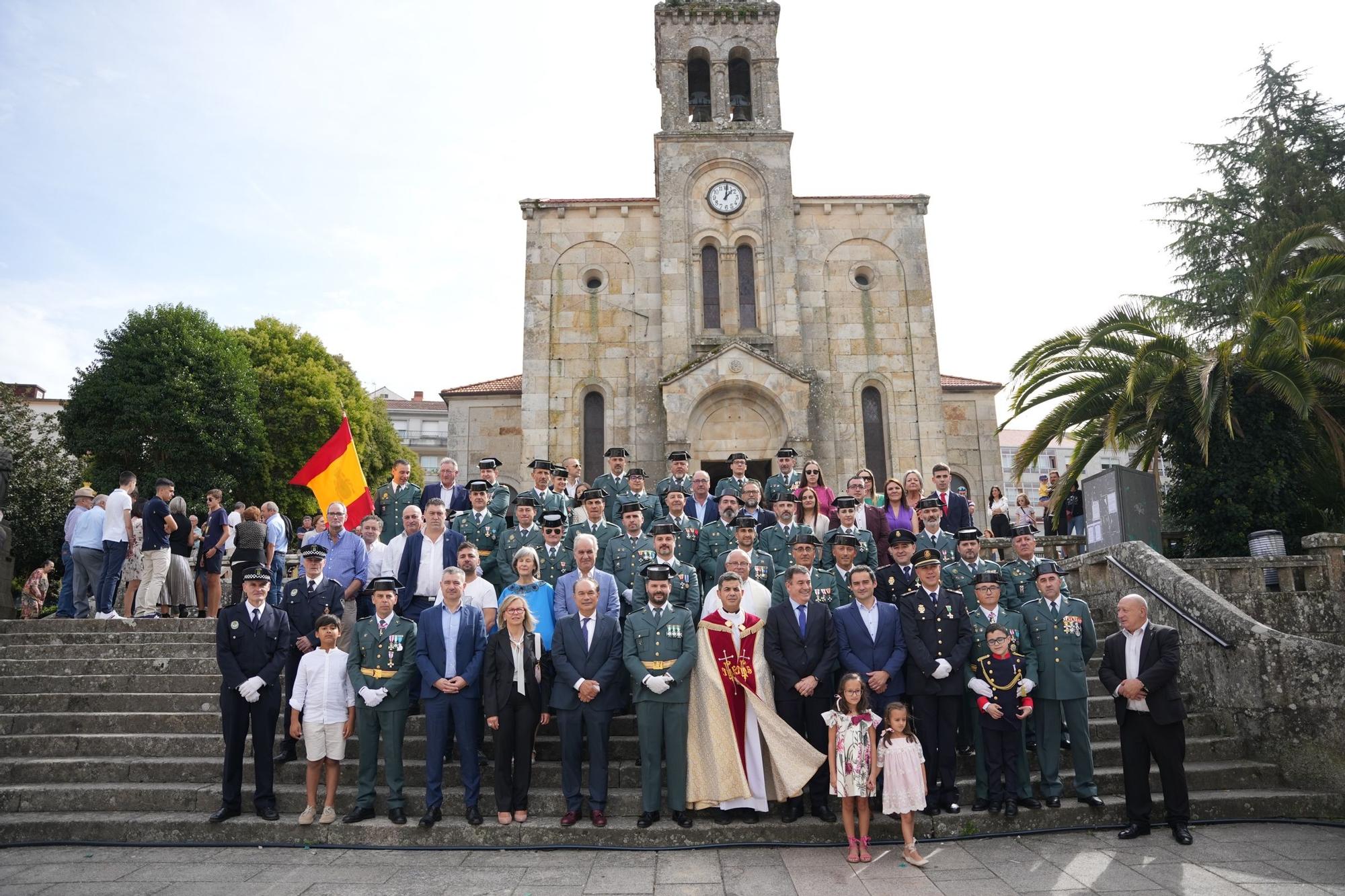 Foto de familia de los agentes de la Guardia Civil de Lalín con políticos de Lalín, Agolada y Dozón, así como otras fuerzas de seguridad.