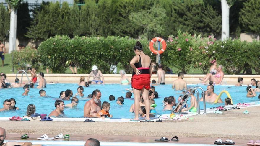 Las piscinas de Zaragoza se llenan de bañistas y la afluencia crece un 15%