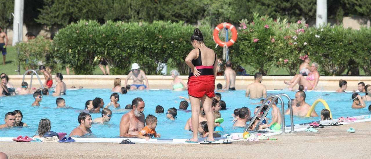 Los bañistas se refrescan en las piscinas del Actur.