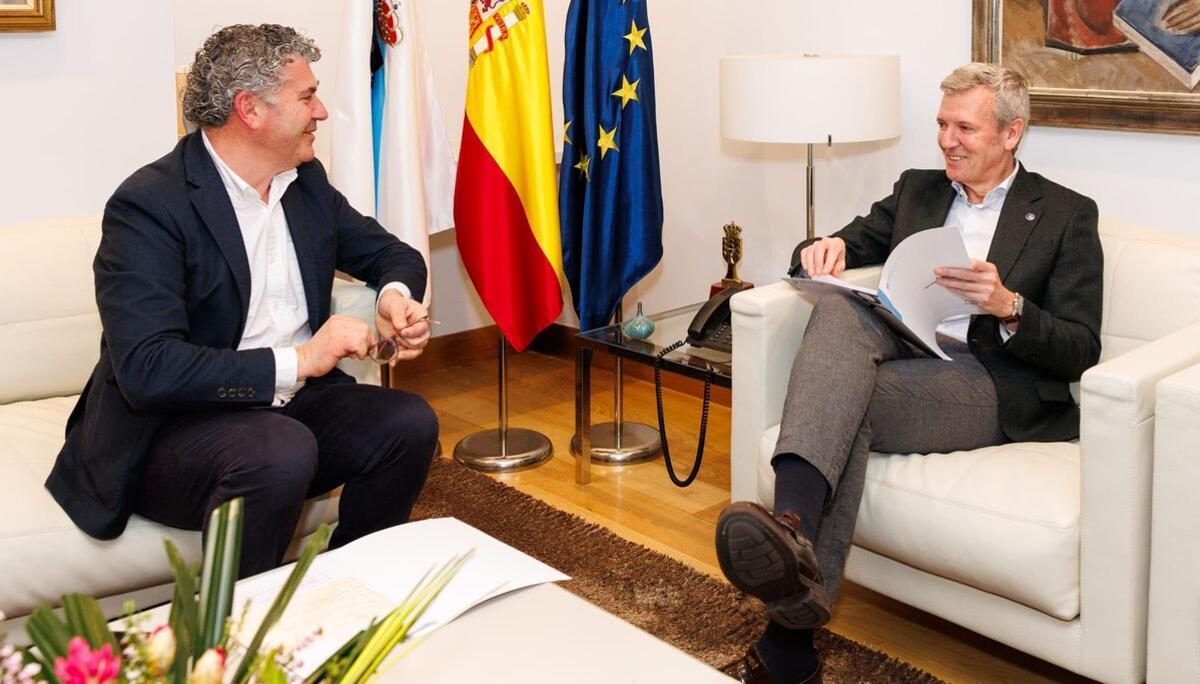 El alcalde de Boqueixón, izquierda, en la reunión con Alfonso Rueda en la Xunta
