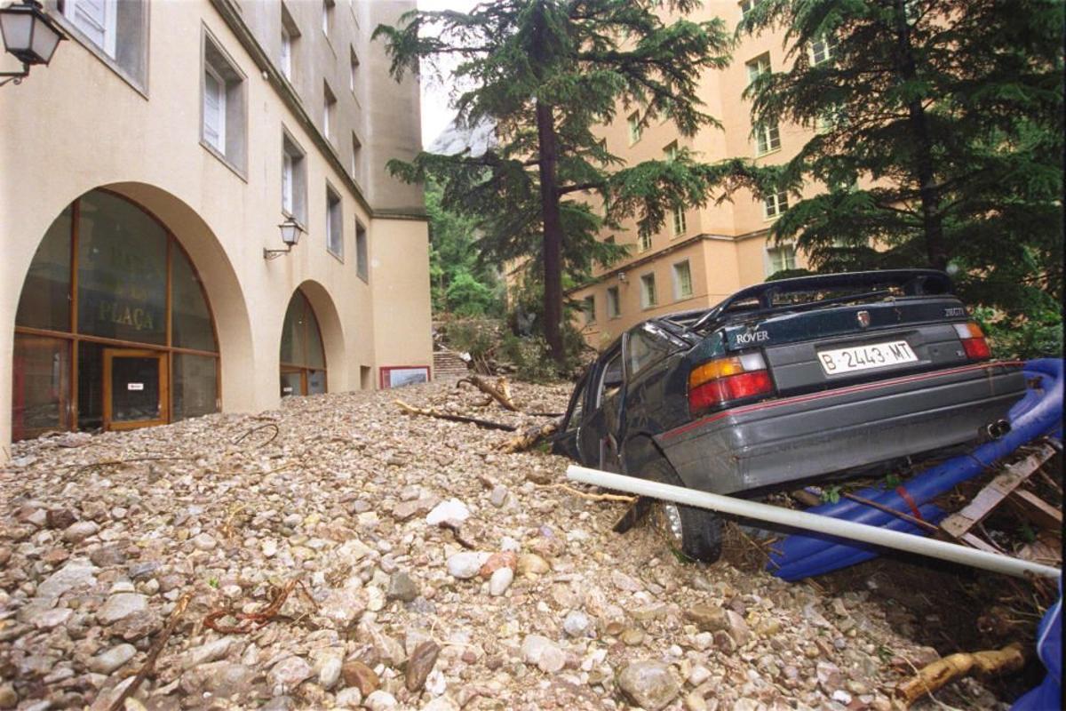Una muntanya de còdols acumulats a la plaça de l'Abat Oliba després de l'aiguat del 10 de juny del 2000