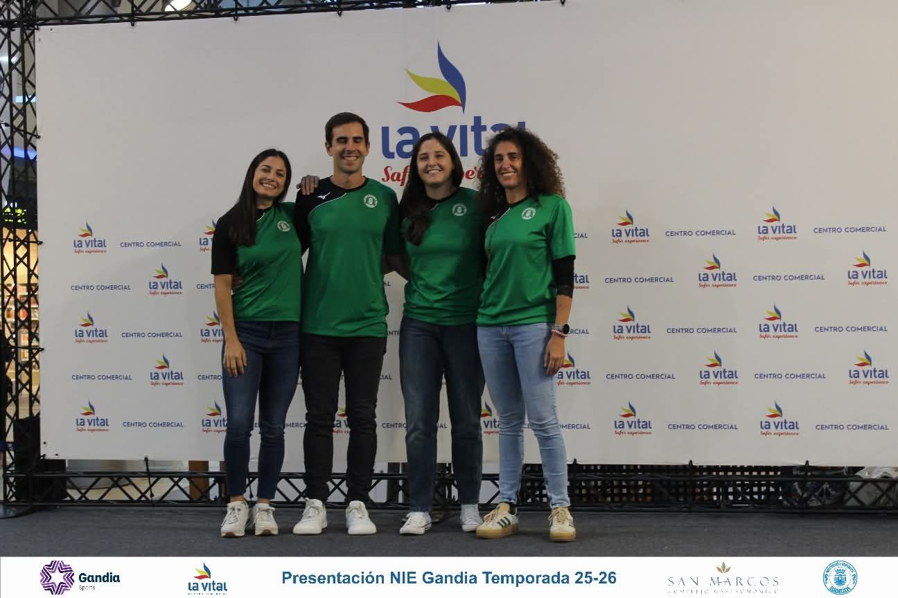 El Natació i Esports Gandia presenta a nadadores, nadadoras y técnicos