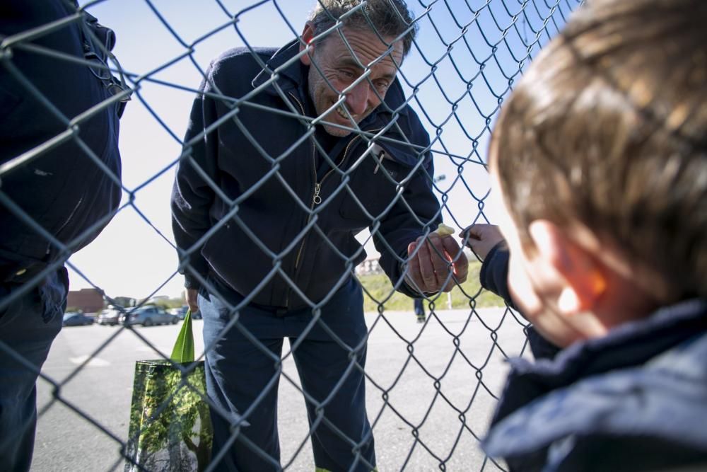 Visita a los familiares a los trabajadores encerrados en las instalaciones de Alcoa