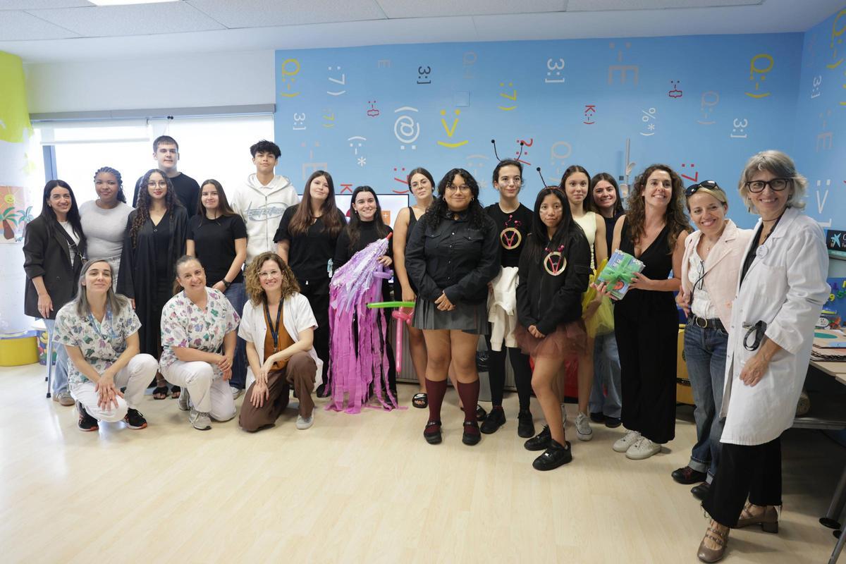 Alumnos del colegio Sant Josep Obrer representan un cuentro a los niños hospitalizados de Son Llàtzer