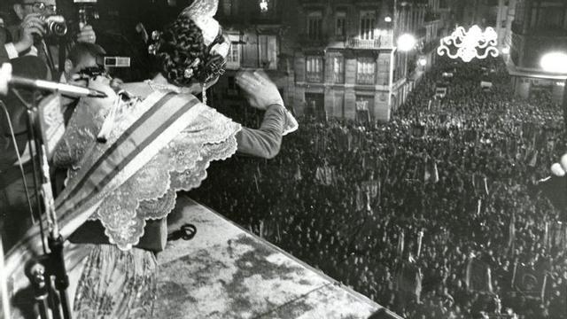 Covadonga Balaguer saluda al público, que estaba de puertas hacia adentro