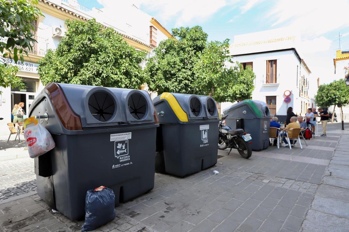 Contenedores de basura en la plaza de San Juan de Letrán.