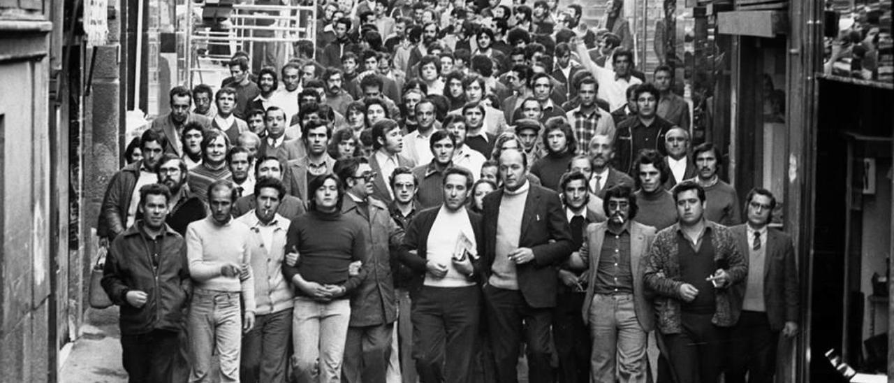 La manifestación desciende por la Costa de Sant Domingo.