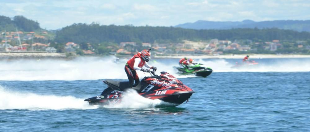 Los pilotos tardan cerca de 20 minutos en cruzar las rías de Vigo y Pontevedra pasando por la Costa da Vela