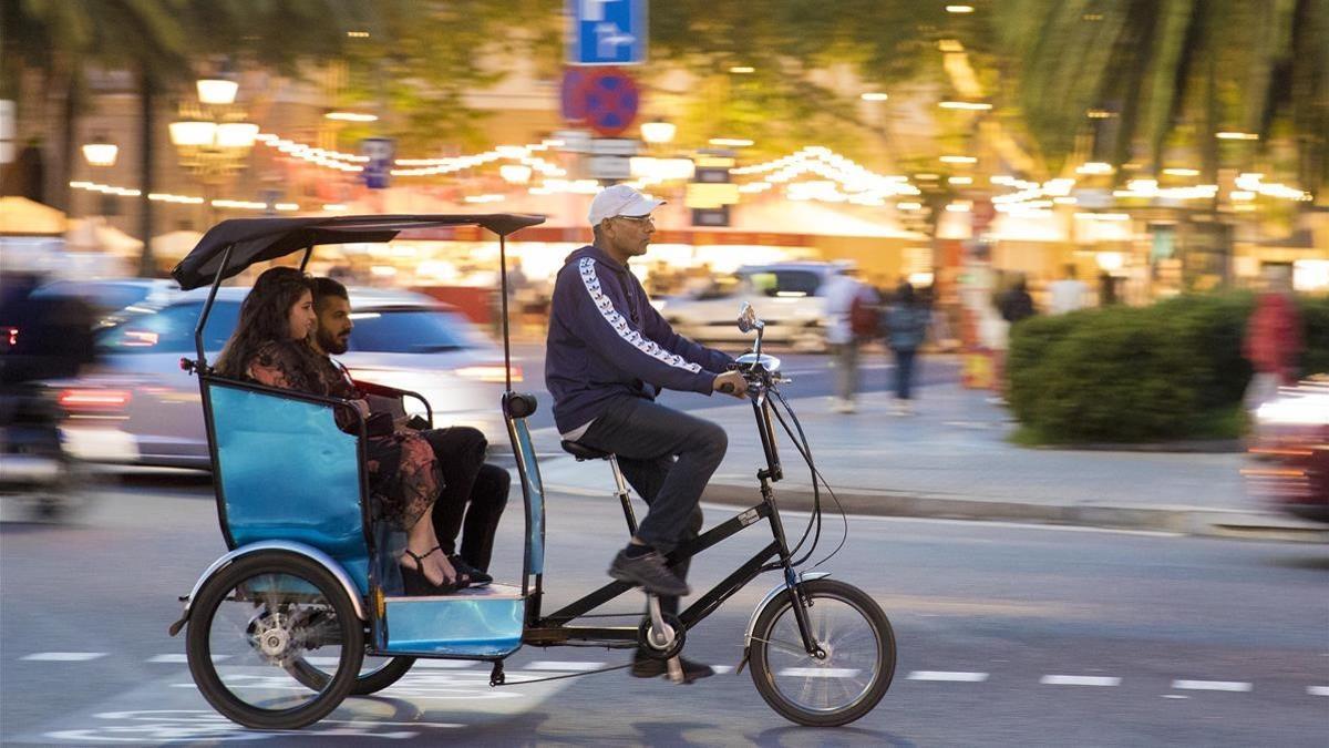 Bicitaxi en el paseo de Colom.