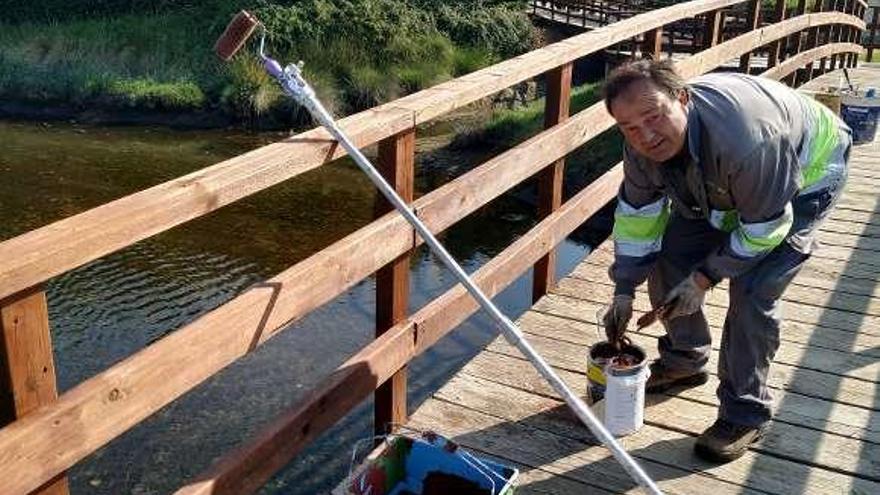 Trabajos de mantenimiento en el puente de Os Pasales. // Faro