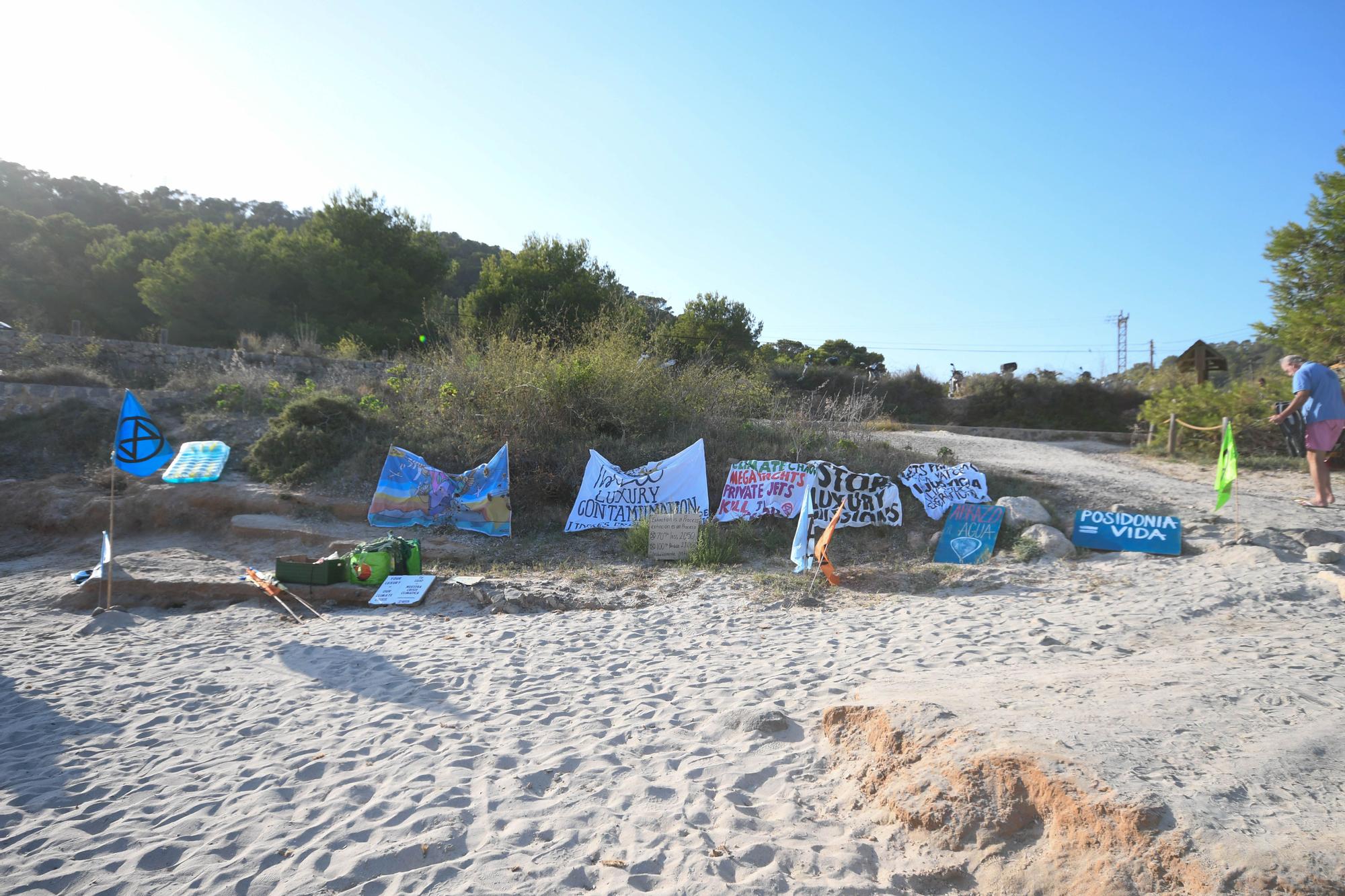 Galería de imágenes de la manifestación en la playa de ses Salines