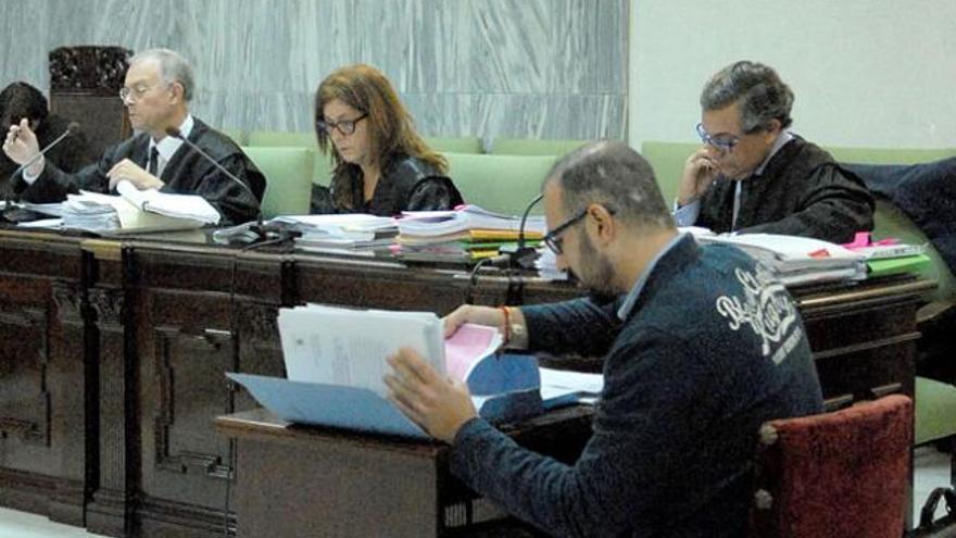 Iván Aguilar, ayer, consultando una parte del sumario en la Audiencia. | santi blanco