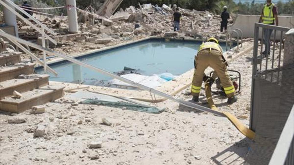 Policías y bomberos inspeccionan las ruinas del chalet de Alcanar (Montsià) habitado por yihadistas, que estalló a mediados del pasado mes de agosto.