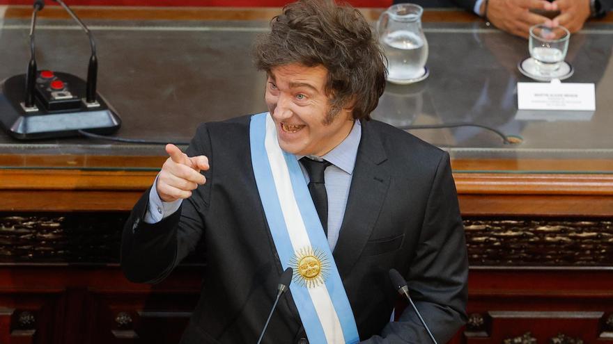 Milei vuelve a amenazar con salir del Mercosur y defiende su política de &quot;motosierra&quot;