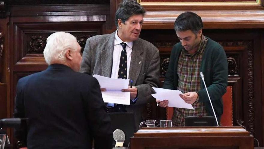 El alcalde, Xulio Ferreiro, revisa la documentación con el secretario al inicio del pleno de ayer.