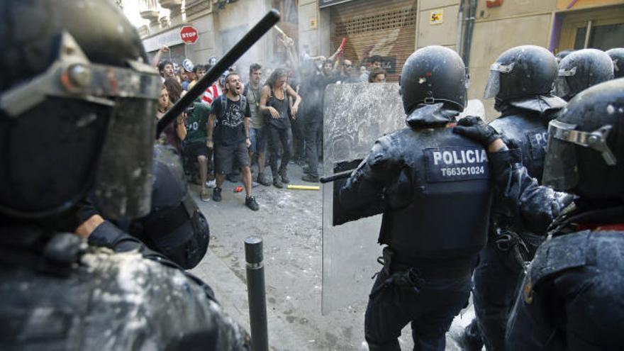 Los Mossos disuelven a los okupas en el &quot;banco expropiado&quot; de Gracia