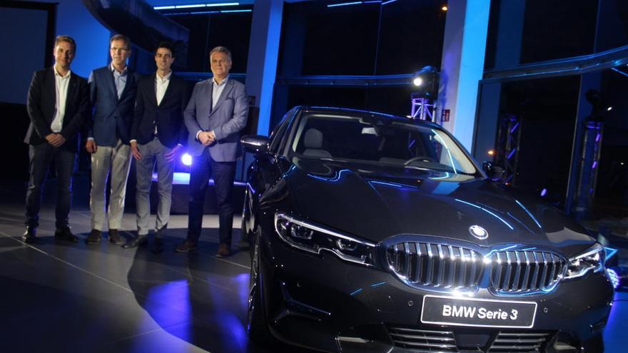 Joel González amb Jordi Masquef, Santi Oliva i Carles Fontana amb el nou BMW.