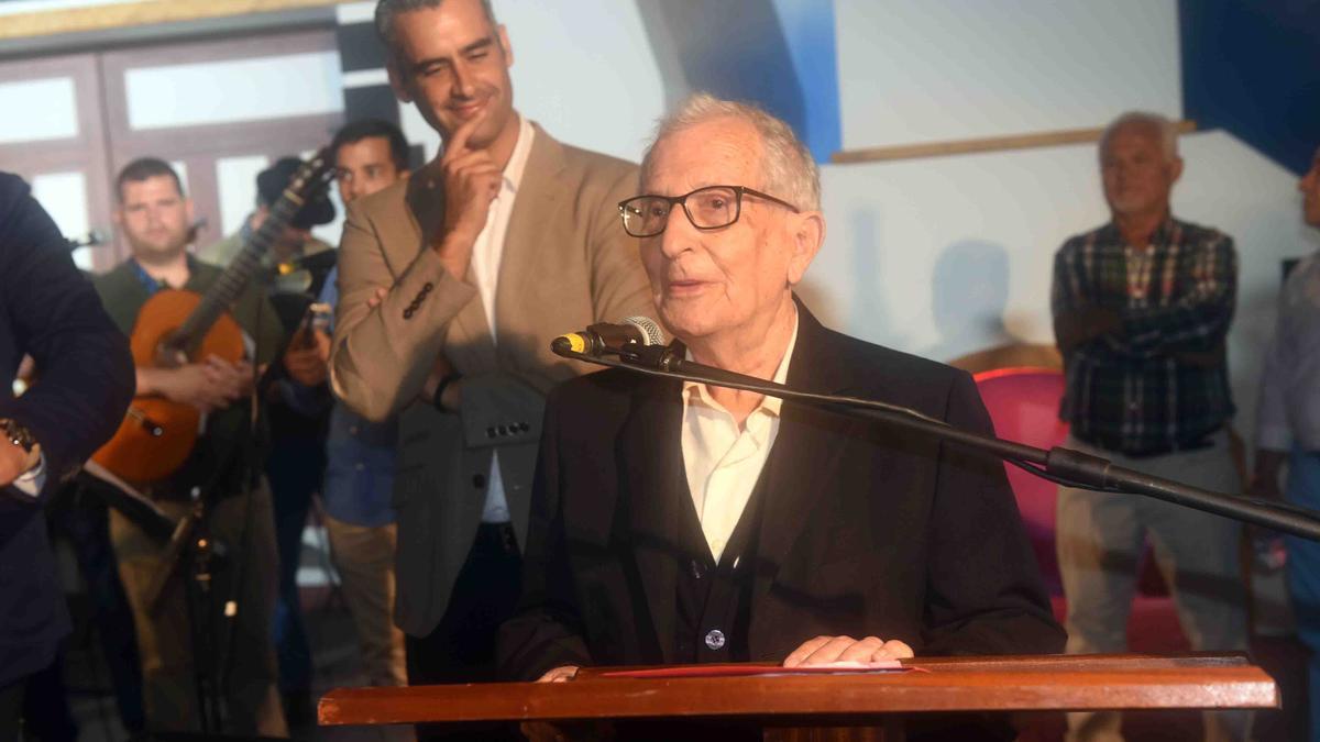 El alcalde, Alexis Tejera, y Esteban Gil con uno de sus premios.